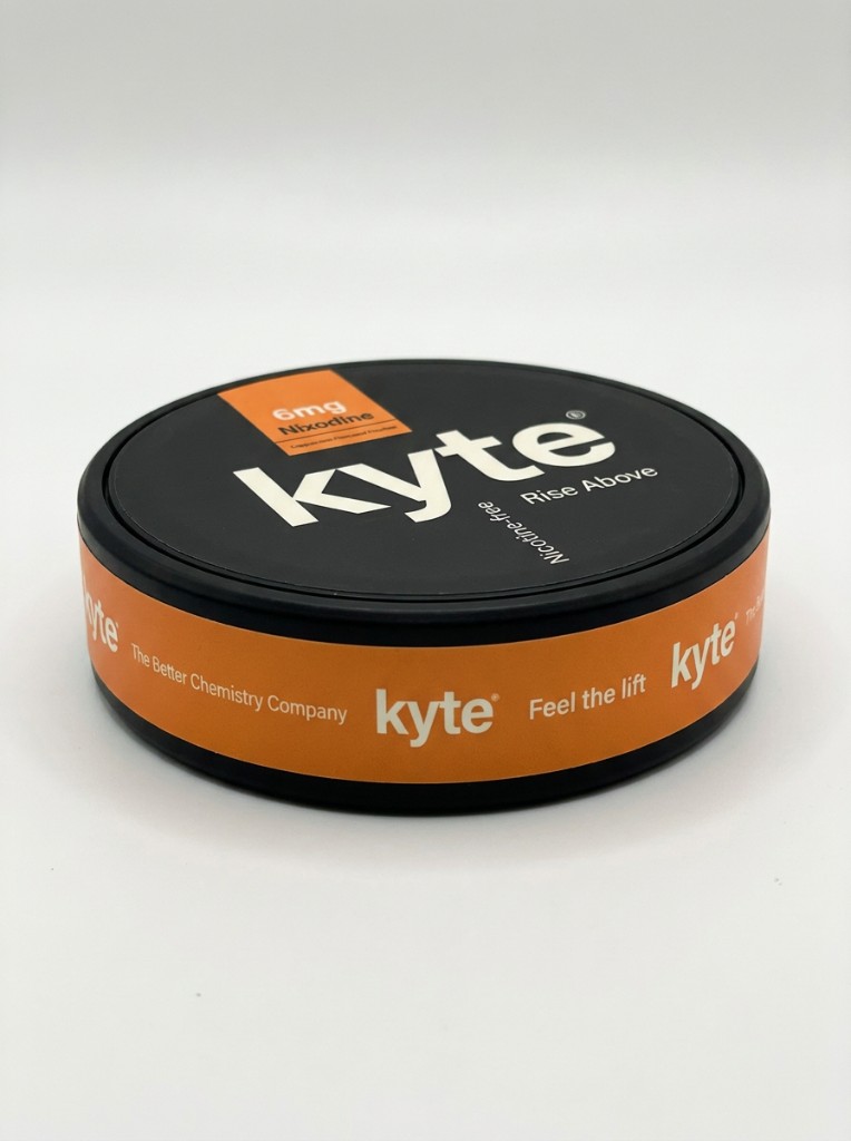 Kyte citrus tin, front three-quarter view with sandstone side band